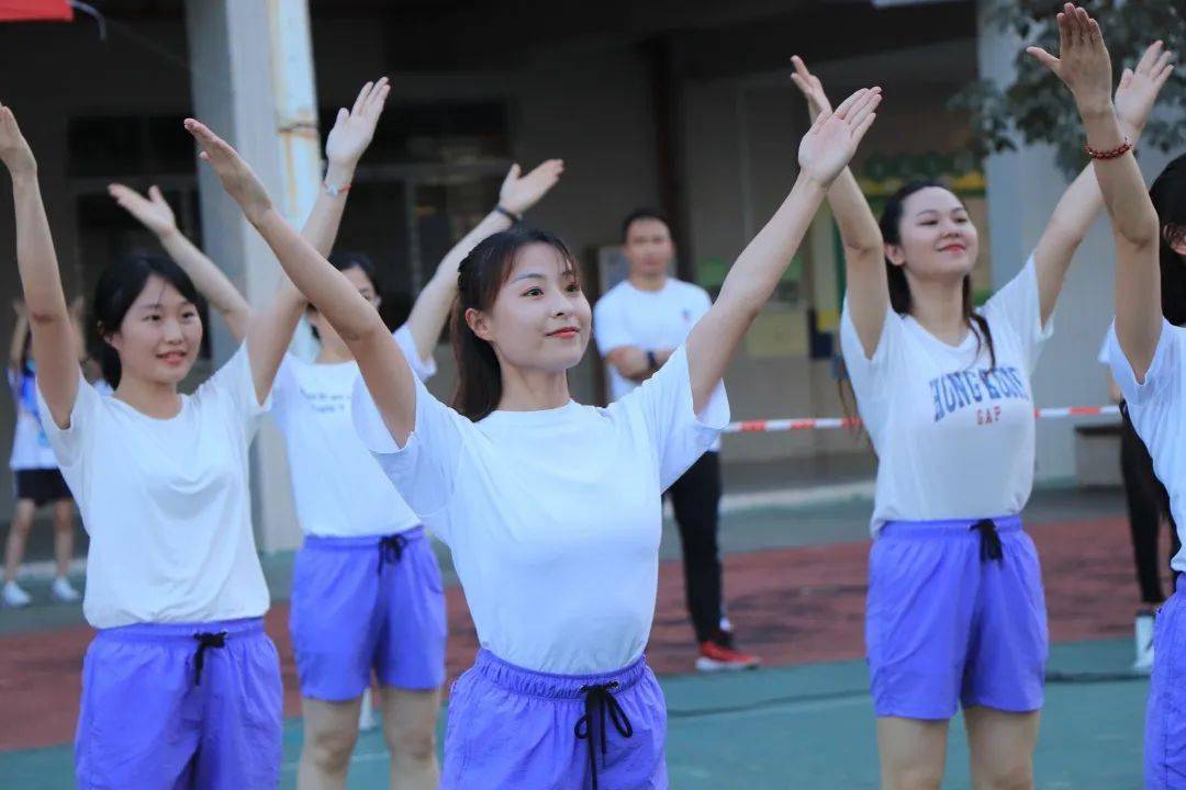 冯老师舞动人生，炫逸舞蹈学校的灵魂导师